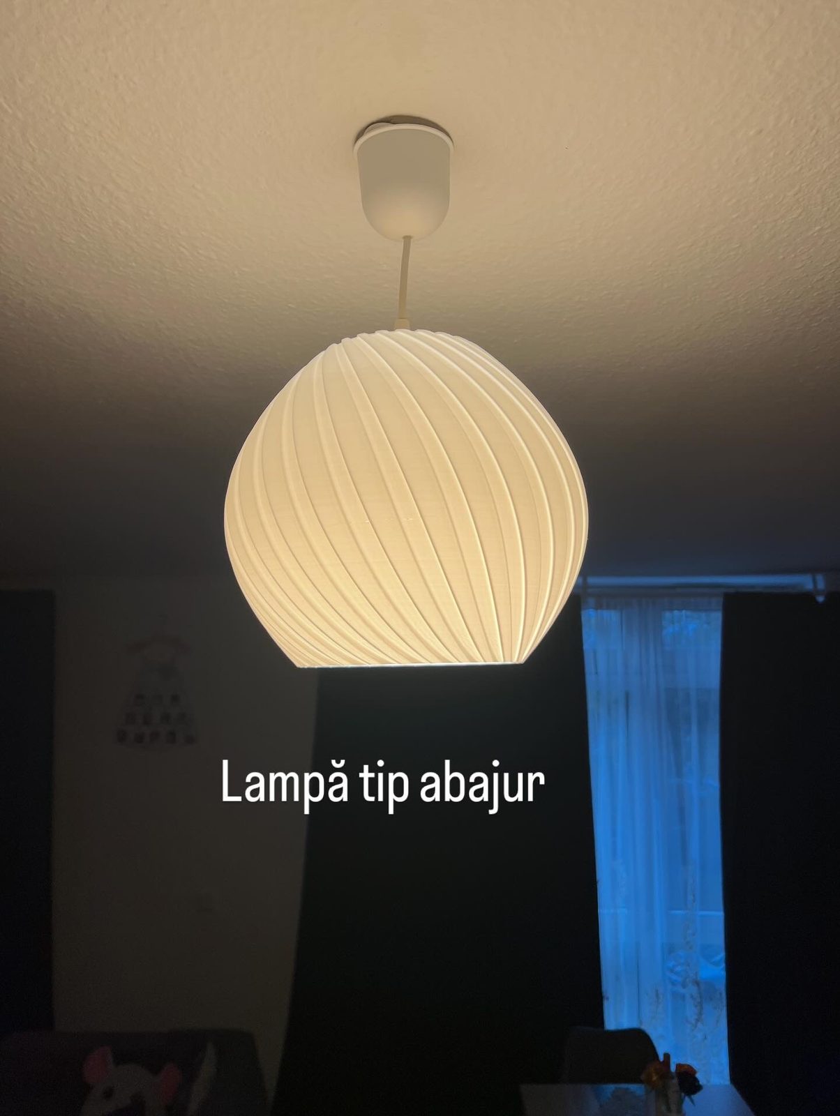 Abajur sferic alb, cu nervuri răsucite